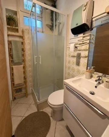 Apartment Climatise Avec Mezzanine A 300 M De La