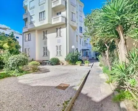 Apartment Climatise Avec Mezzanine A 300 M De La Antibes